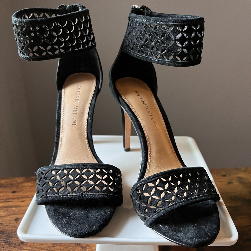 Antonio Melani 6.5 Black Heels